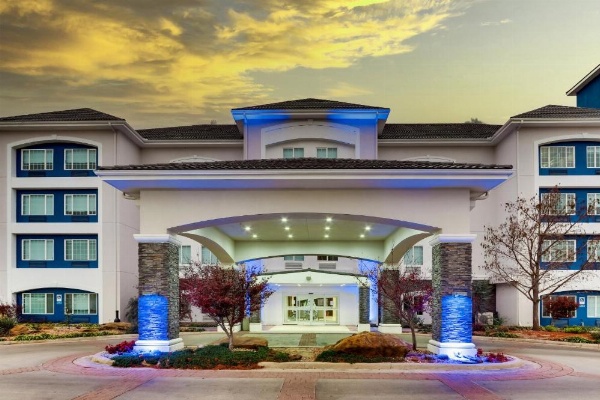 Holiday Inn Express & Suites - Ardmore, an IHG Hotel image 6